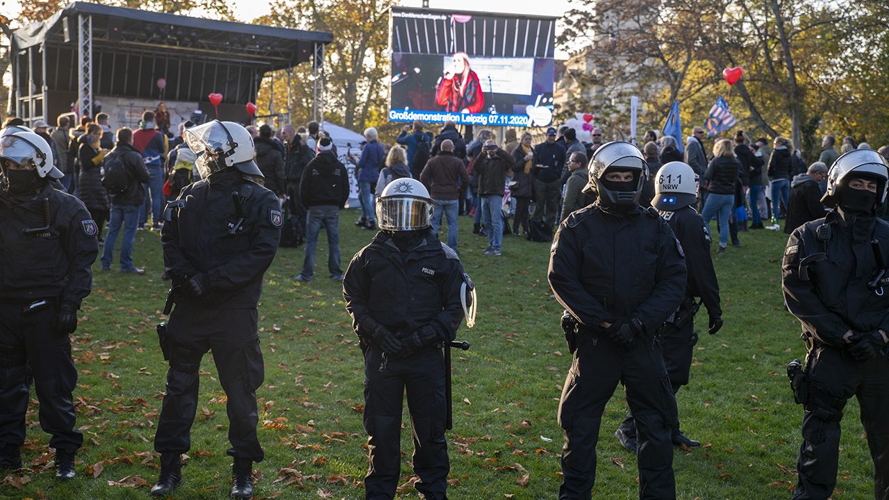 Polizist*innen schützen „Querdenker" in Leipzig. Nicht aber die Presse.