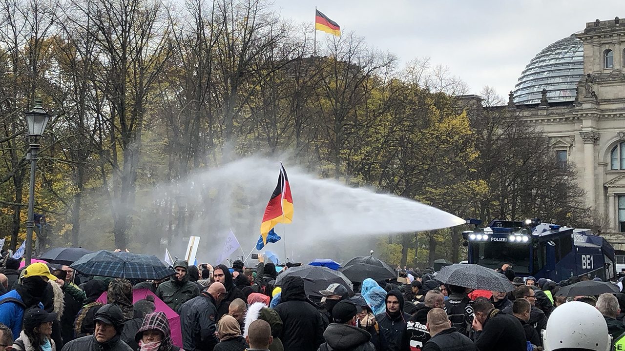 Herbstwetter: Coronaleugner*innen bekommen eine kalte Dusche von der Berliner Polizei.