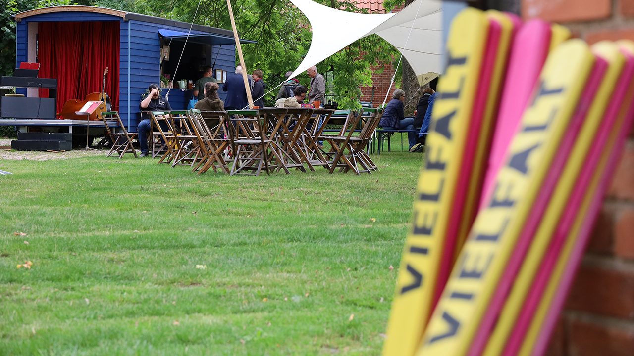 Das Jahrmarkttheater im niedersächsischen Bostelwiebeck: Hier treffen sich Menschen aus verschiedenen Regionen, die völkische Nachbar:innen haben.