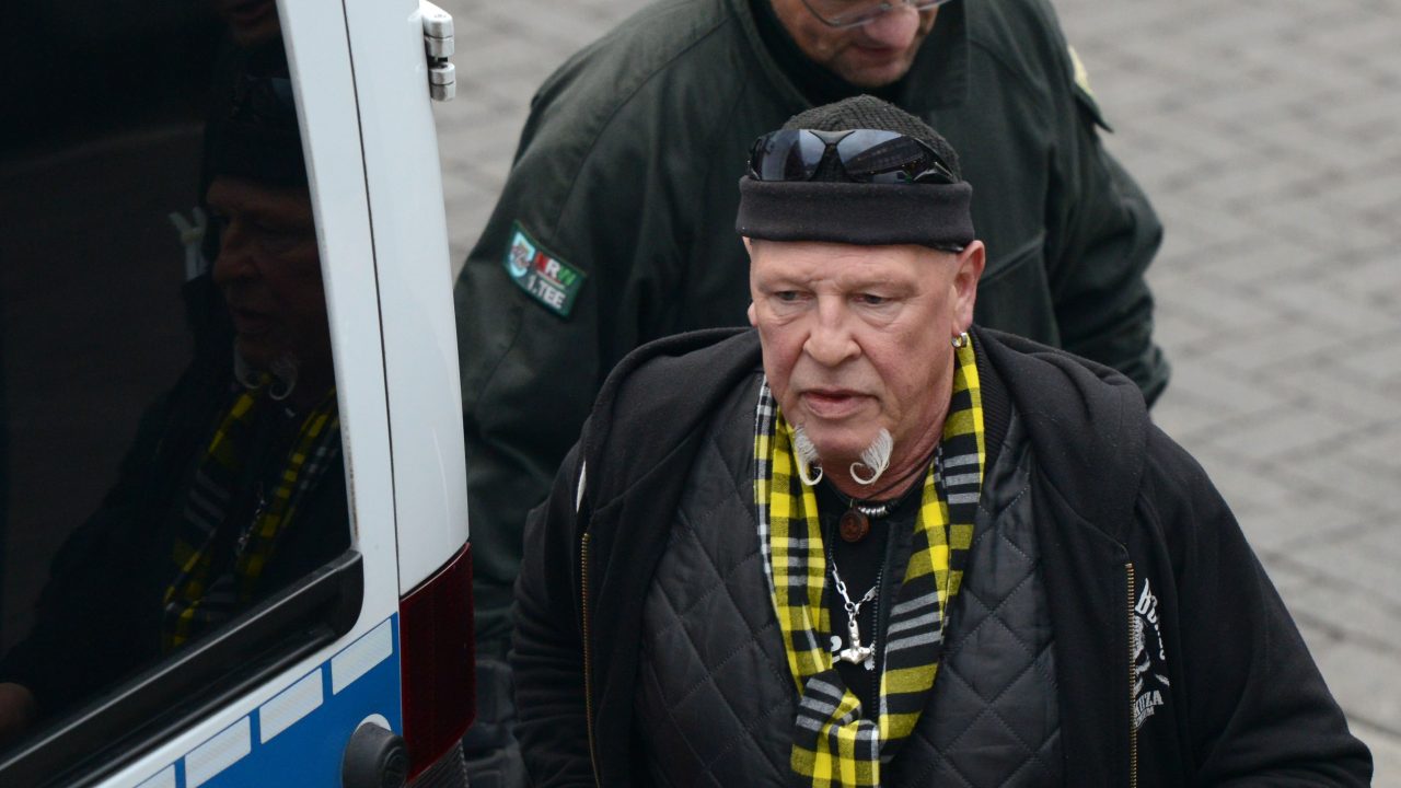 Abfahrt Demo Hooligans gegen Salafisten