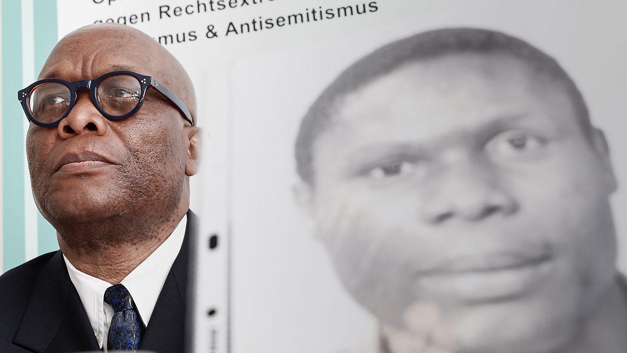 Mutombo Mansamba, Bruder des getöteten Kupa Mutombo, auf einer Pressekonferenz zum Vorfall bei der Beratungsstelle ReachOut